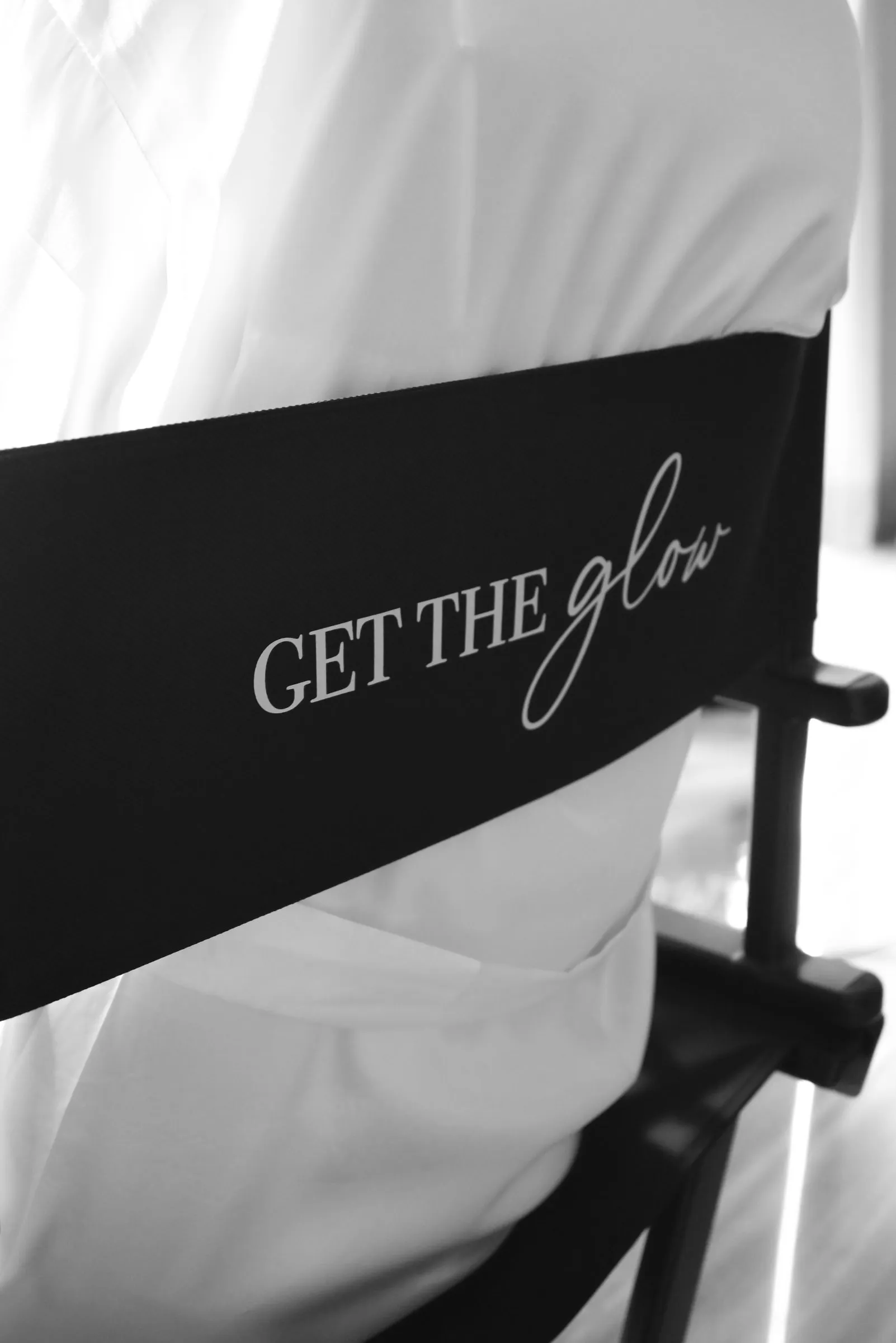 Respaldo de la silla de estilista con el logo de Get The Glow